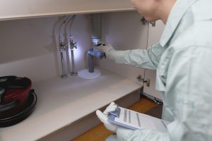 シンクの下から水漏れが発生したときの対応方法を徹底解説